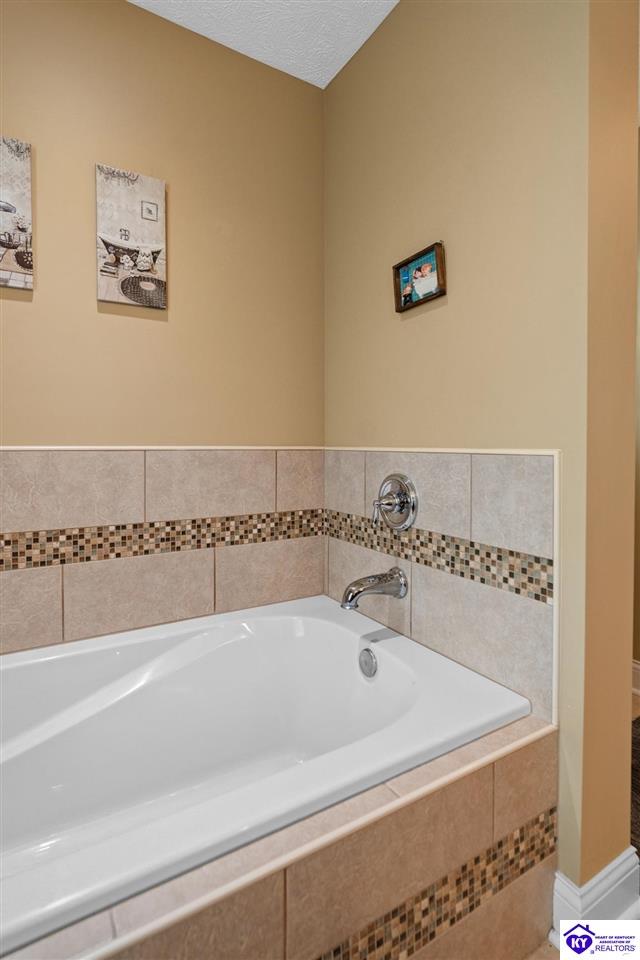 125 Hopewell Court photo 23