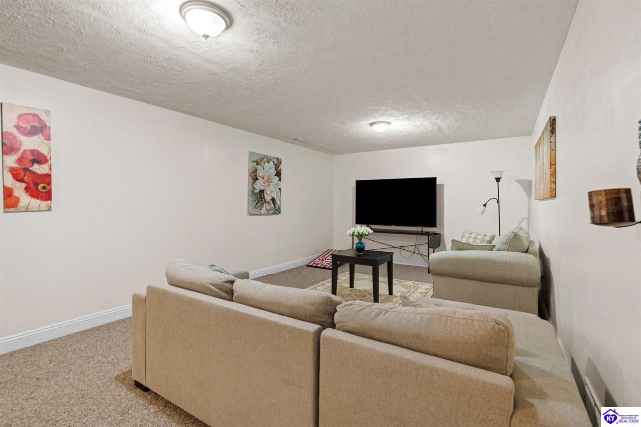 125 Hopewell Court photo 29