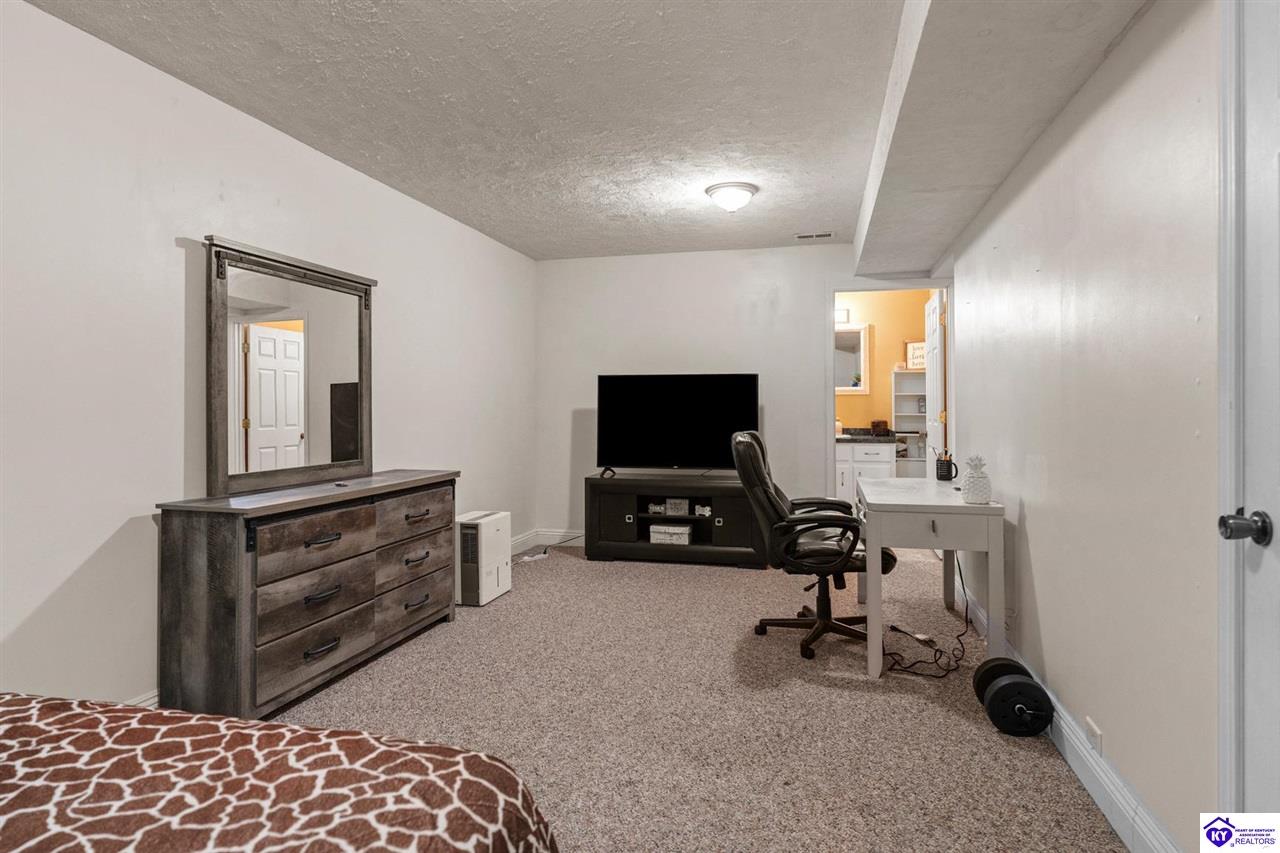 125 Hopewell Court photo 32