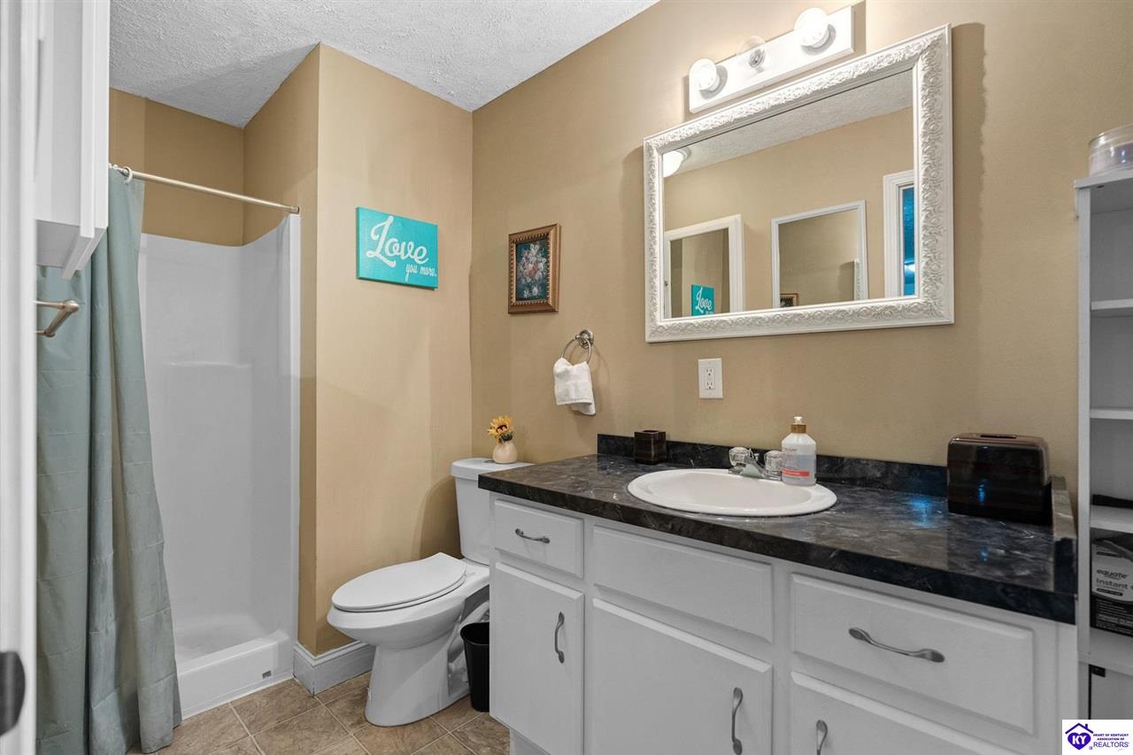 125 Hopewell Court photo 33